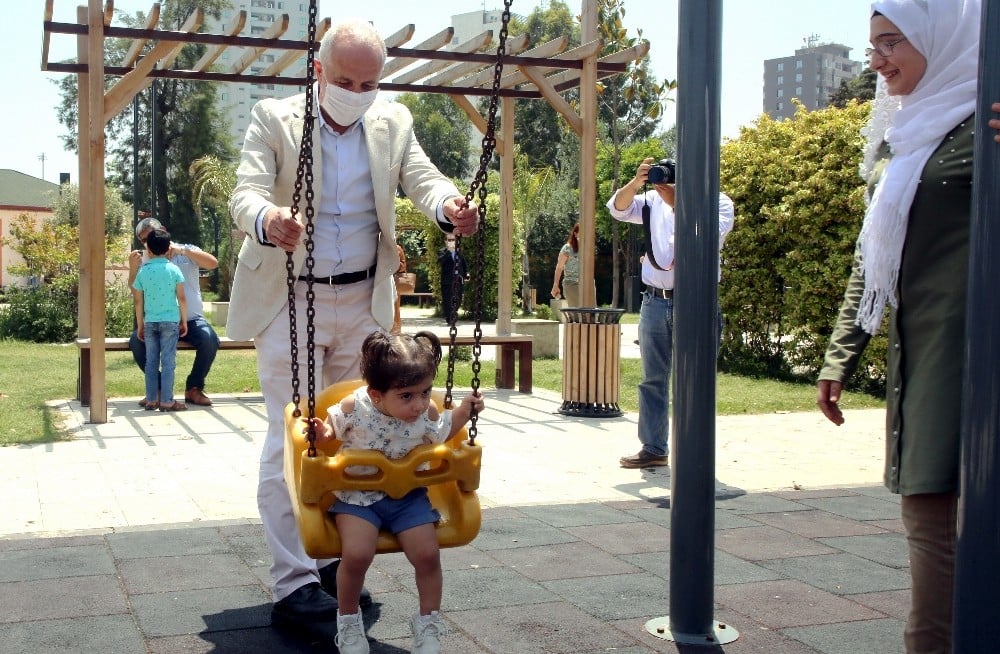 Başkan Gültak, parklara akın eden çocuklarla buluştu 