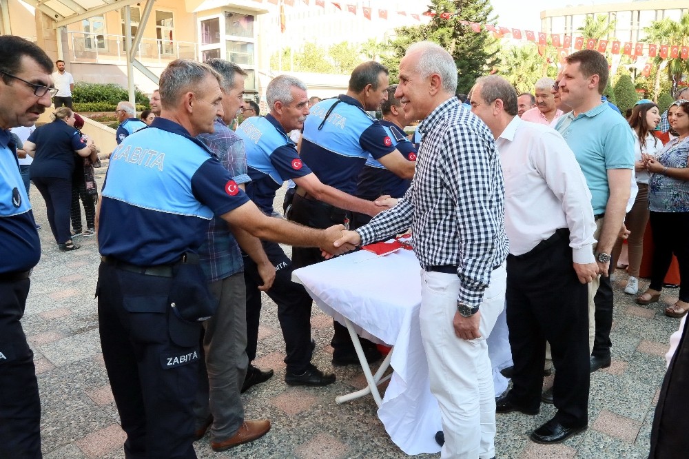 Başkan Gültak, personeli ile bir araya gelerek bayramlarını kutladı 