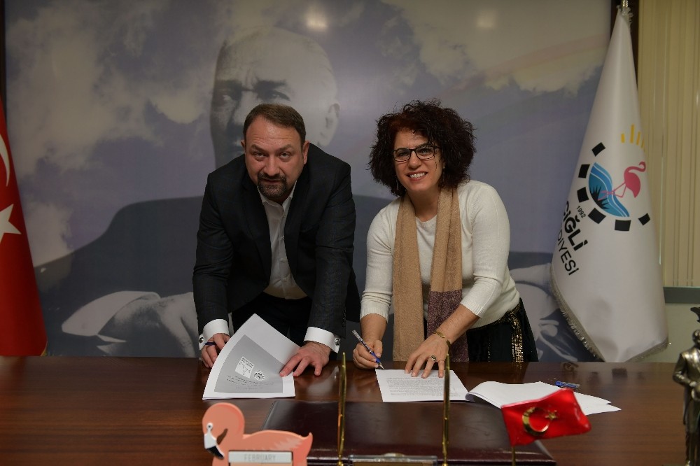 Başkan Gümrükçü, kadınlar için iki protokole daha imza attı 