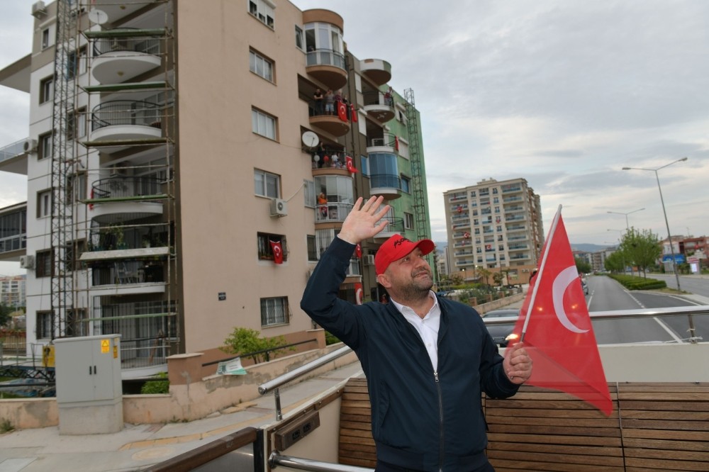 Başkan Gümrükçü’den otobüsle bayram kutlaması 