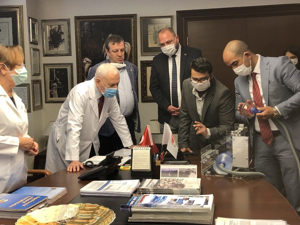 Başkan Gümrükçü’den yerli üretim solunum cihazı teslimi 