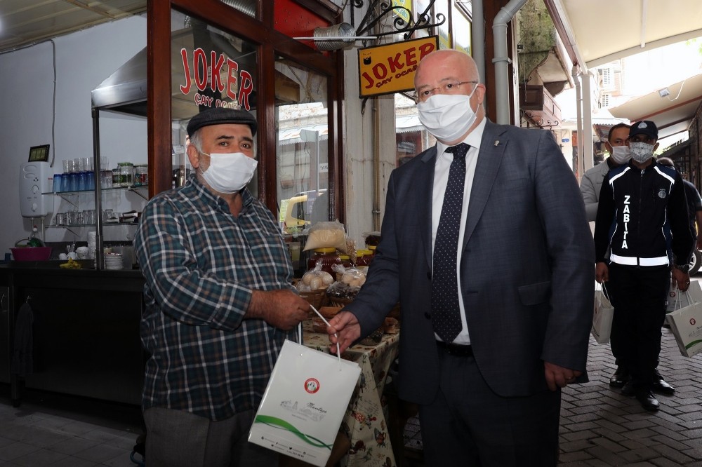 Başkan Gümüş, işyerlerini açan esnafı ziyaret etti 