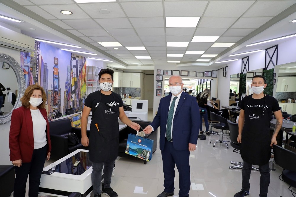 Başkan Gümüş maske ve önlük dağıttı 