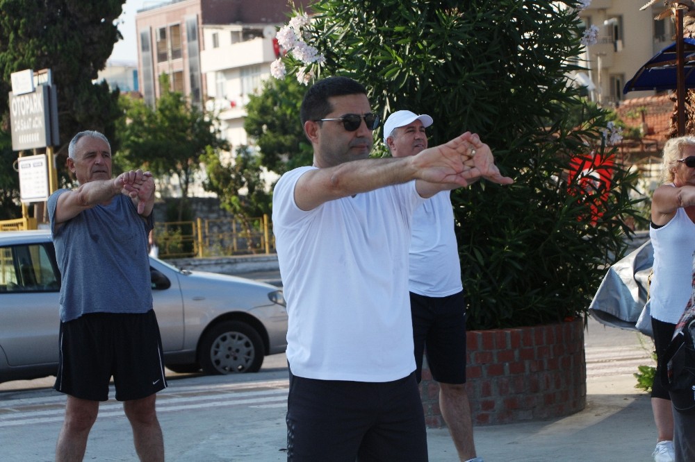 Başkan Günel, Kuşadalılarla birlikte sabah sporu yapıyor 