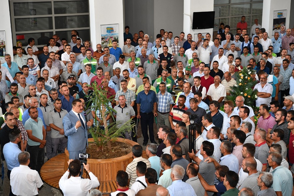 Başkan Gürkan, Büyükşehir Belediyesi çalışanlarıyla bayramlaştı 