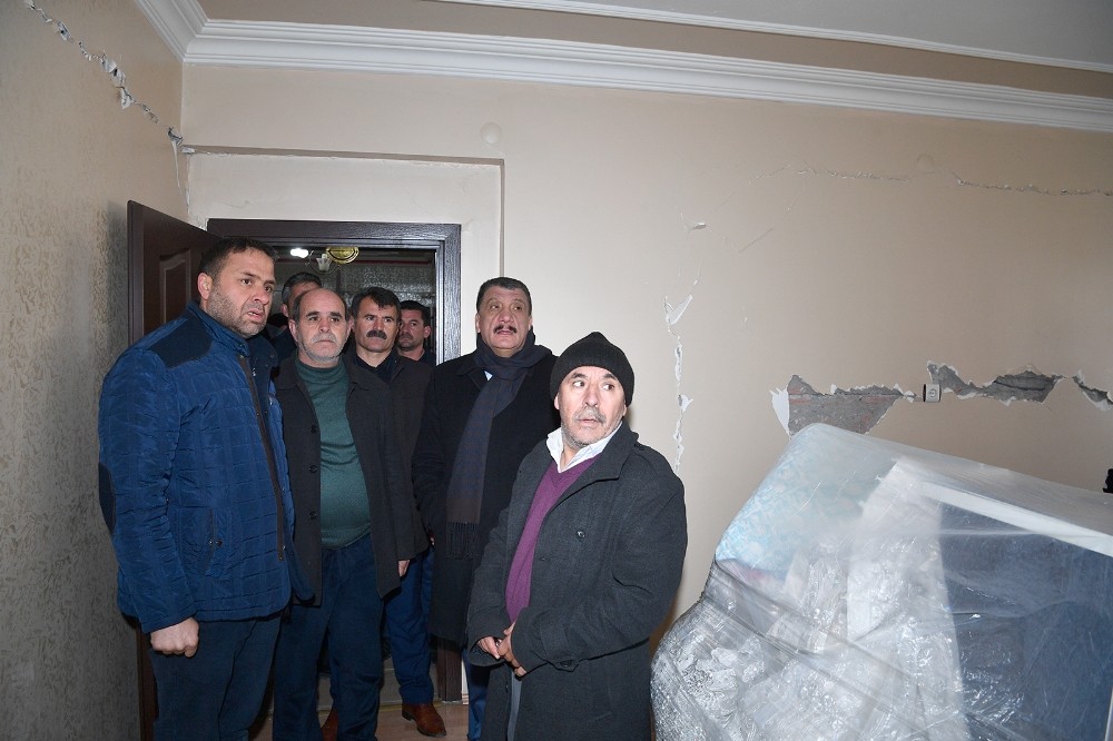 Başkan Gürkan depremde hasar gören yerleri ziyaret etti 