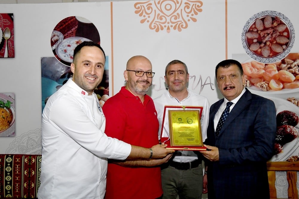 Başkan Gürkan Gürkan’dan kayısı reklamına plaket 