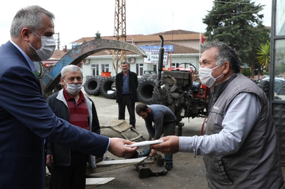 Başkan Hamit Kılıç sanayi sitelerinde ve sebze halinde maske dağıttı 