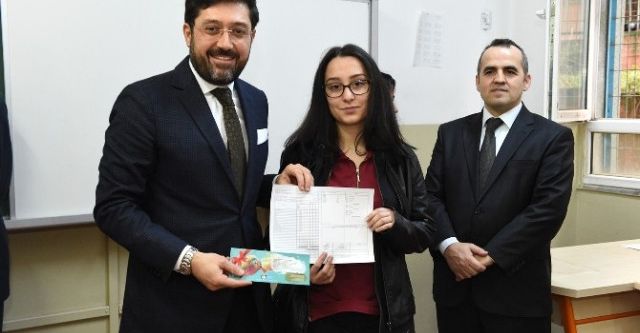 Öğrencilere karnelerini verdi&nbsp;