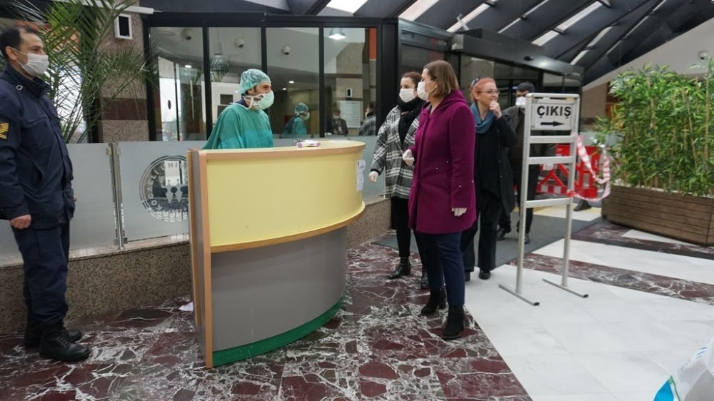 Başkan Hürriyet, ilk maske teslimini gerçekleştirdi 