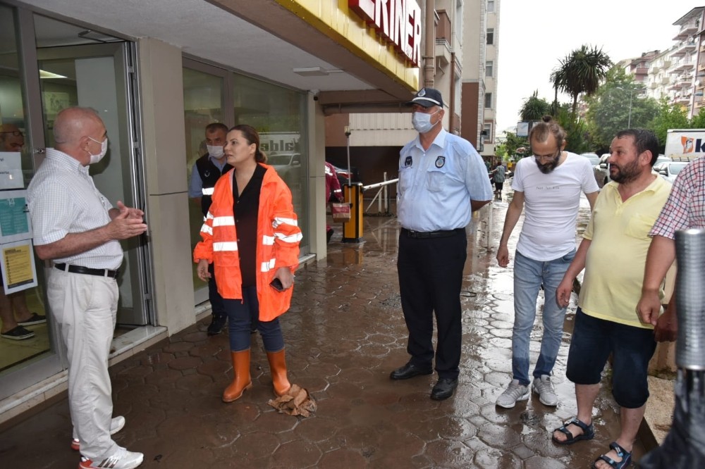 Başkan Hürriyet sağanakla birlikte, vatandaşın yanına koştu 