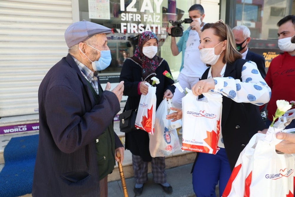 Başkan Hürriyet sokağa çıkan 65 yaş üstü vatandaşlarla bayramlaştı 