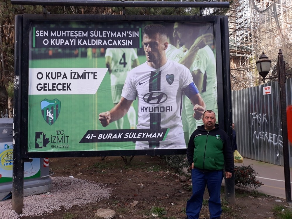 Başkan Hürriyet’ten Kocaelisporlu futbolculara afişli motivasyon 