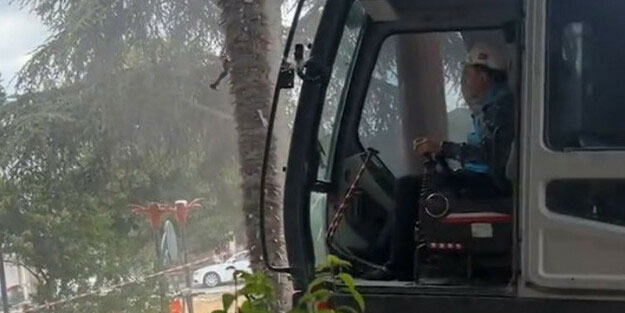 Başkan iş makinesinin başına geçerek kentsel dönüşümü başlattı