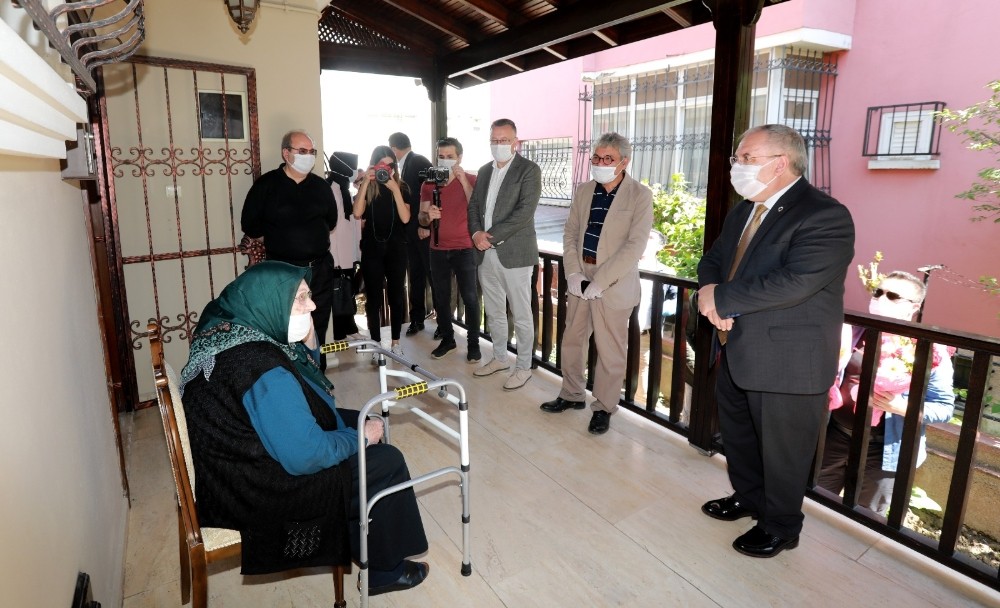 Başkan Işıksu, 100 yaşının üzerindeki ve şehit annelerini ziyaret etti 