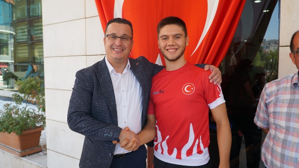 Başkan Kanar’dan millî sporcuya coşkulu karşılaşma 
