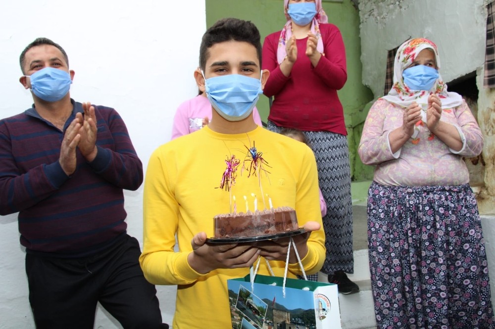 Başkan Kaplan ve Arıkoğlu’ndan 23 Nisan’da doğum günü sürprizi 