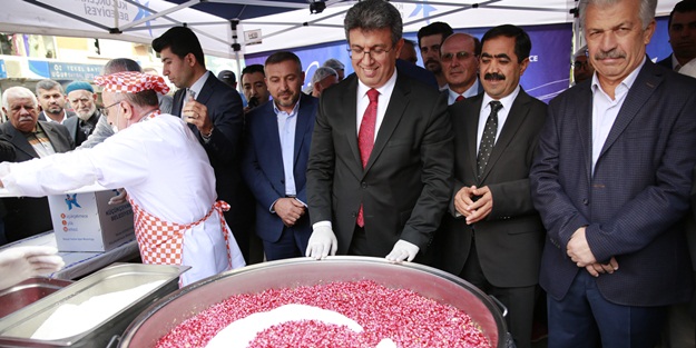 Başkan Karadeniz, vatandaşlara aşure ikram etti