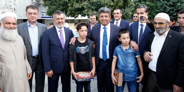 Başkan Karadeniz'den çocuklara nostaljik bayram hediyesi