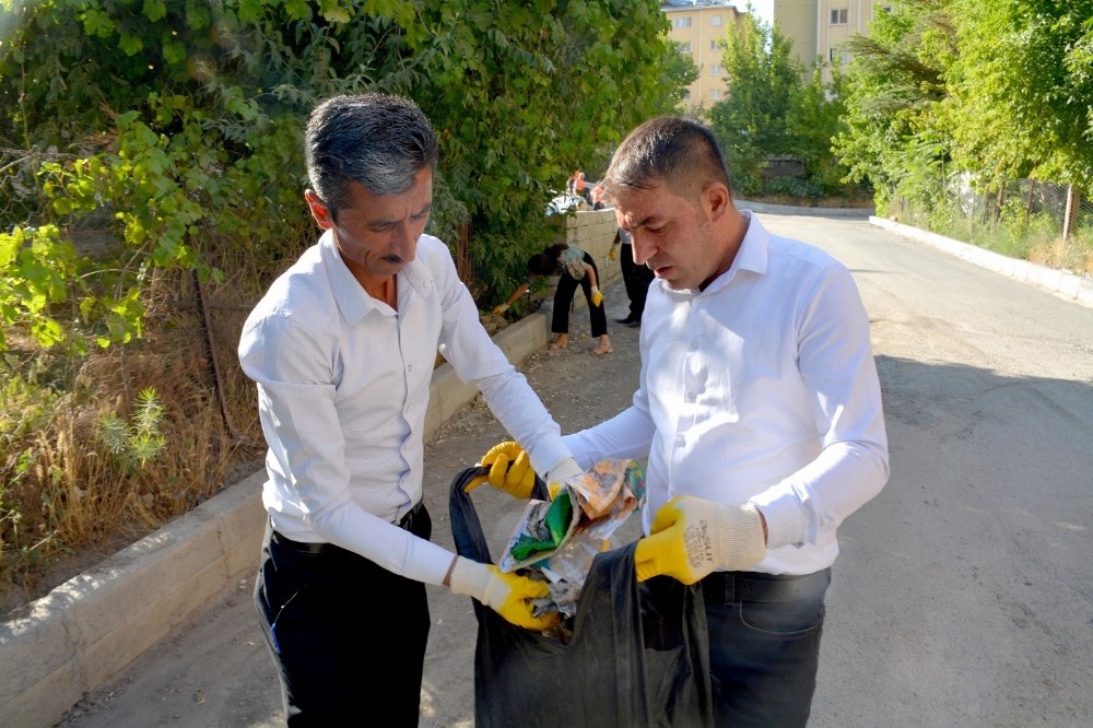 Başkan Karaman, temizlik çalışmalarına katıldı 
