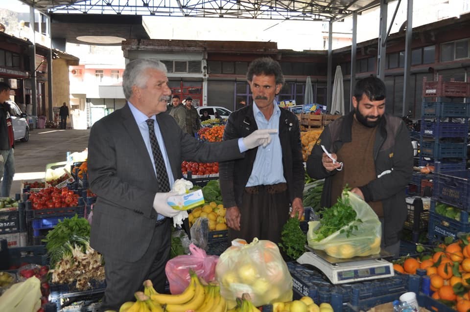 Başkan Karamehmetoğlu esnaf ve vatandaşlara eldiven dağıttı 