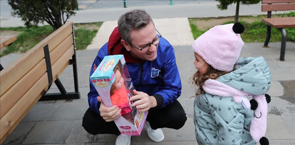 Başkan Kartoğlu'ndan minik Nazlı'ya sürpriz