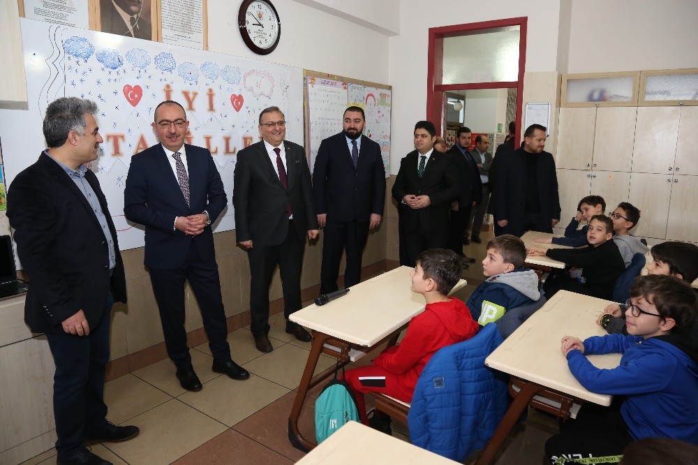 Başkan Kavuş, öğrencilerin karne mutluluğuna ortak oldu 