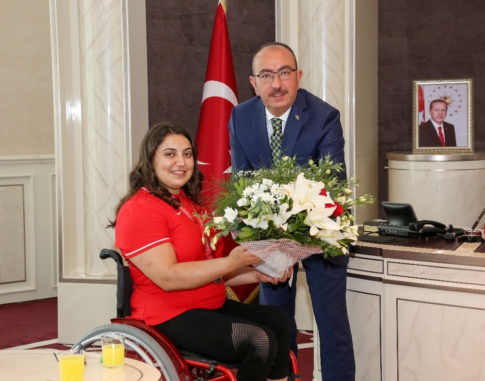 Başkan Kavuş’a şampiyon sporculardan ziyaret 