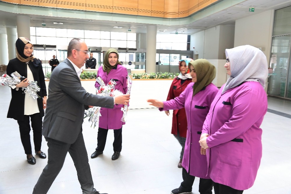 Başkan Kavuş’tan kadın personele karanfil 