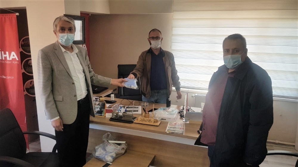 Başkan Kaya, üyelerine maske dağıttı 