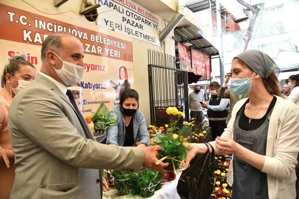 Başkan Kaya’dan annelere çiçek 