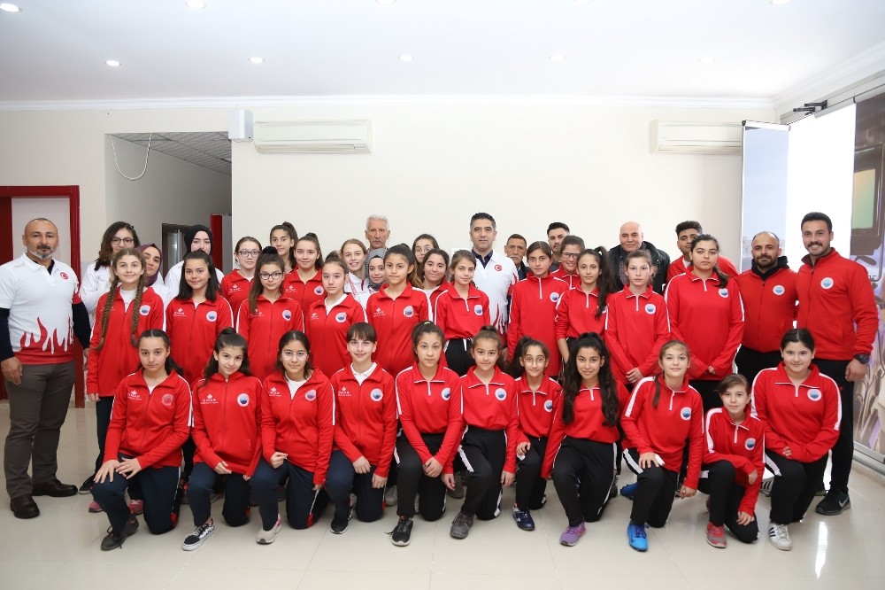 Başkan Kayalar, kadın sporcularla 