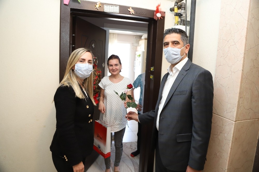 Başkan Kayalar’dan annelere sürpriz ziyaret 