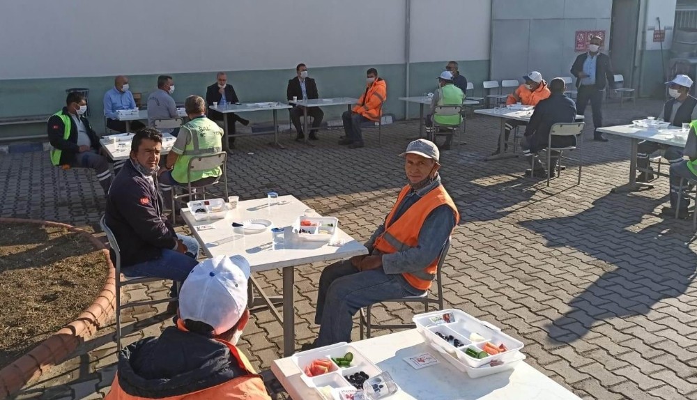 Başkan Kayda’dan işçilerle sosyal mesafeli kahvaltı 