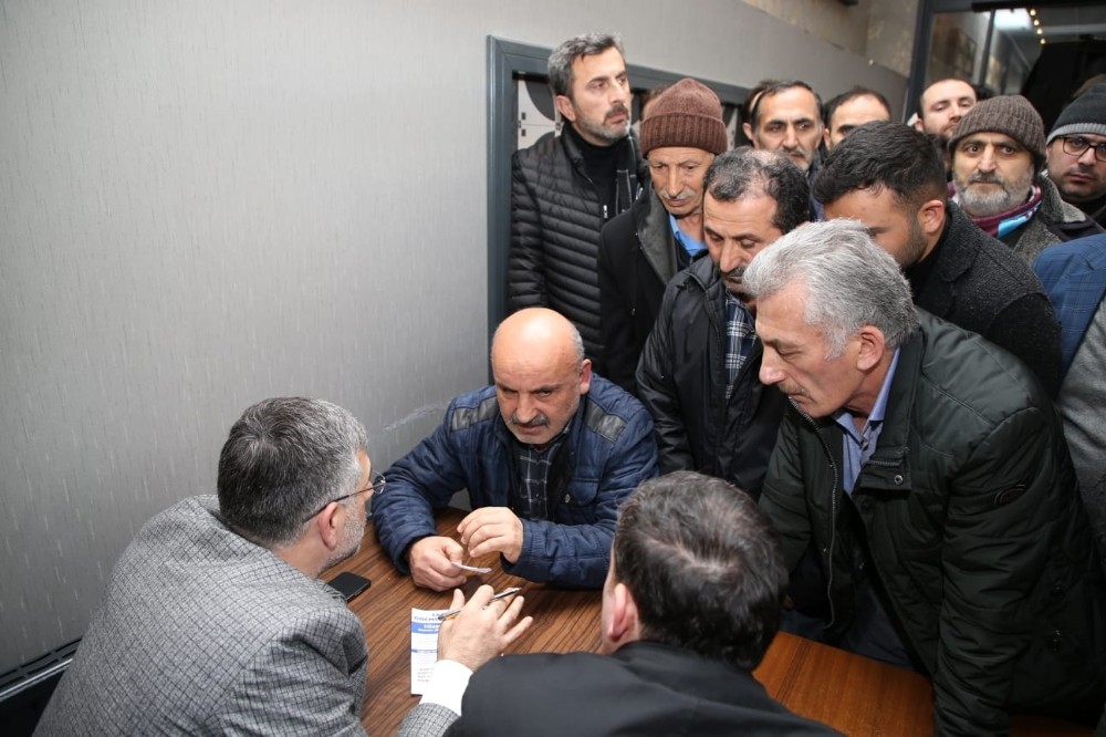 Başkan Keskin, Merkez Camii’de namaz sonrası vatandaşlarla görüşerek soruları cevapladı 