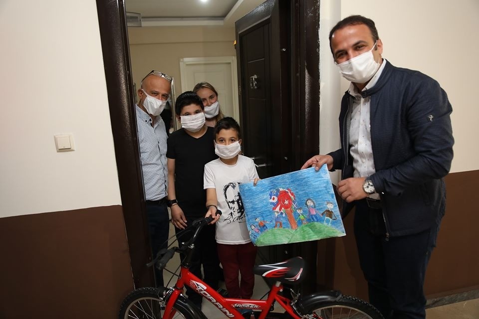 Başkan Kibar, 23 Nisan ödüllerini öğrencilere evlerinde teslim etti 