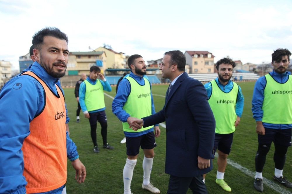 Başkan Kibar, futbolcuları tebrik etti 