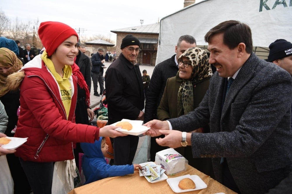 Başkan Kılca vatandaşa pişi, çocuklara şivlilik dağıttı 