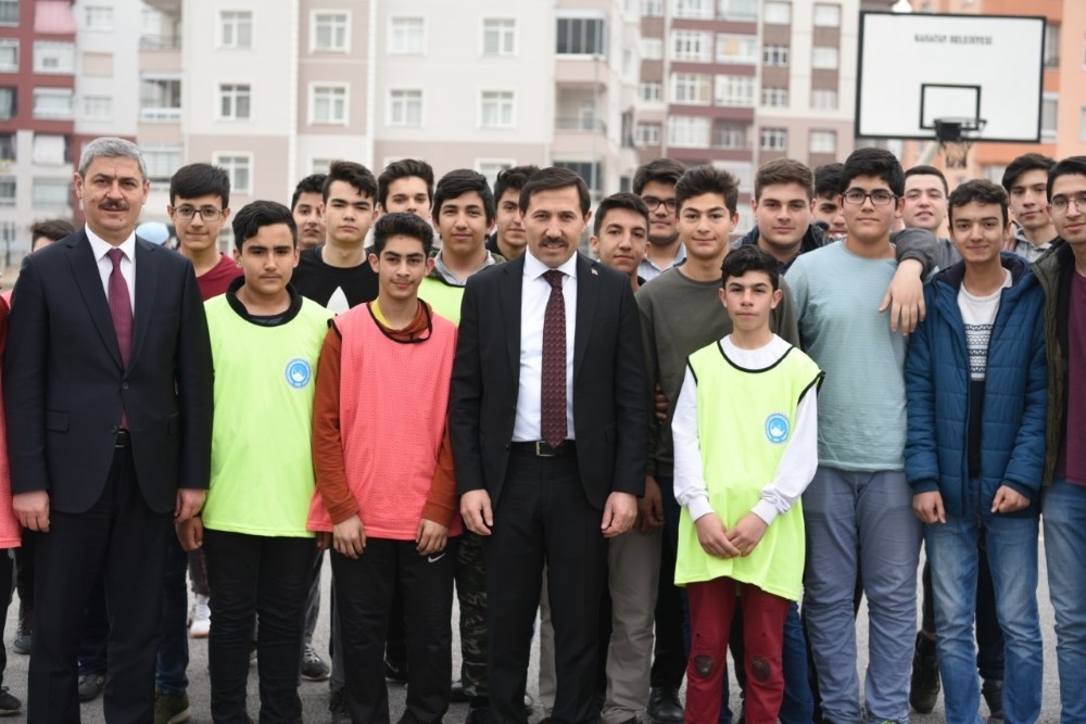 Başkan Kılca’dan okullara halı saha müjdesi 