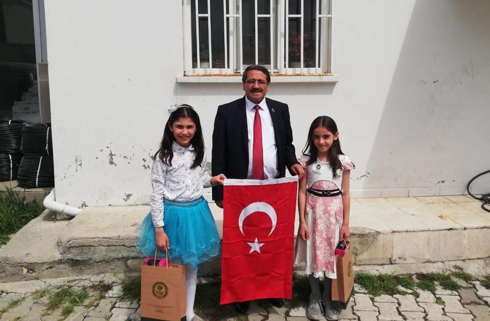 Başkan Kılıç, çocuklara hediye verdi 