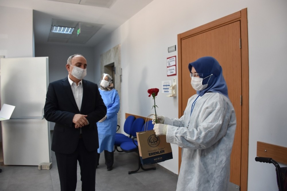 Başkan Kılıç ilçedeki sağlık çalışanlarının anneler gününü kutladı 