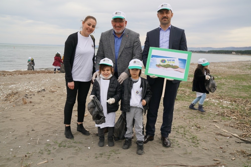 Başkan Kılıç, miniklerle sahilde çöp topladı 