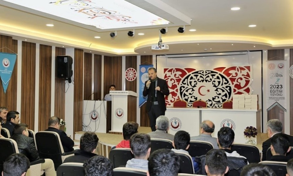 Başkan Kılınç, lise öğrencilerine kitap dağıttı 