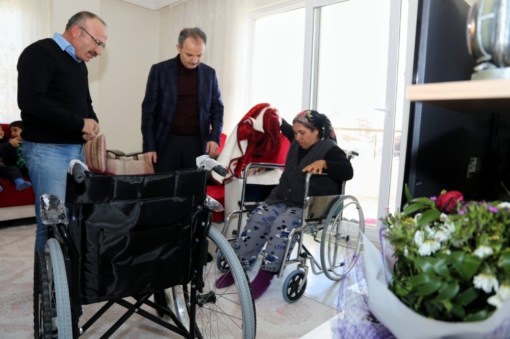 Başkan Kılınç’tan engelli vatandaşa tekerlekli sandalye 