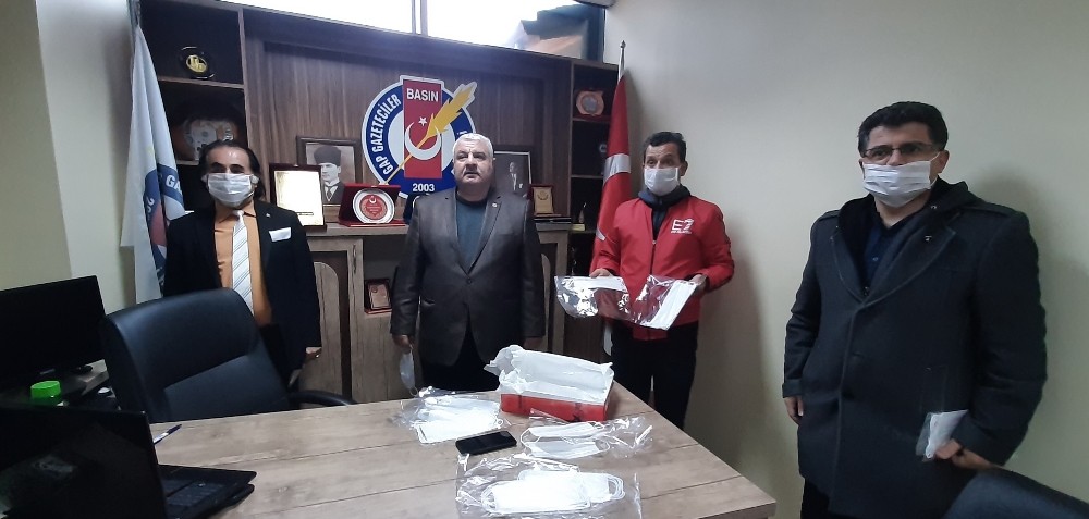 Başkan Kıymaz’dan gazetecilere maske 