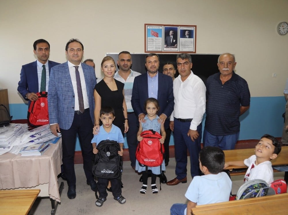 Başkan Kocaispir’den öğrencilere çanta sürprizi 