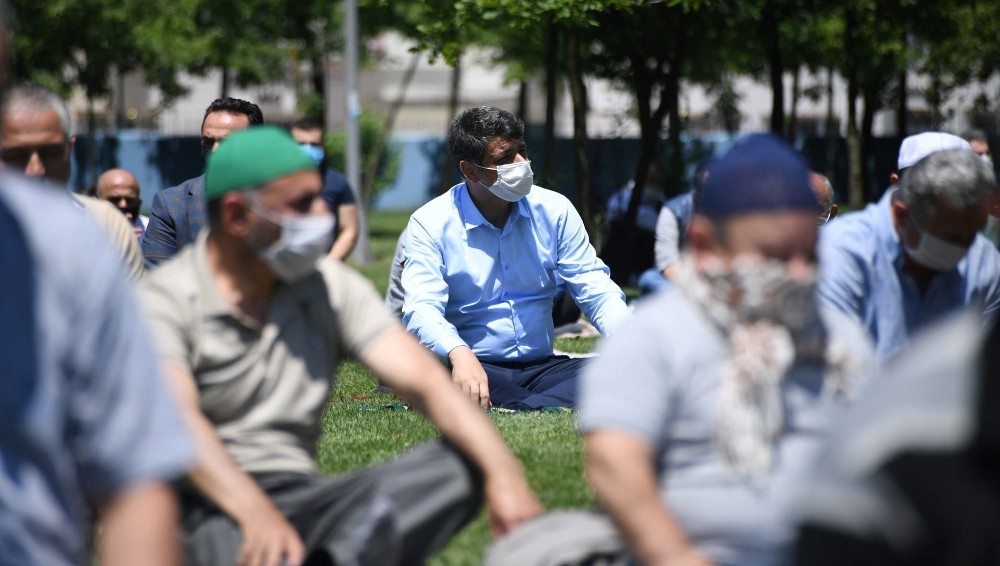 Başkan Kocaman vatandaşlarla cuma namazını kıldı 