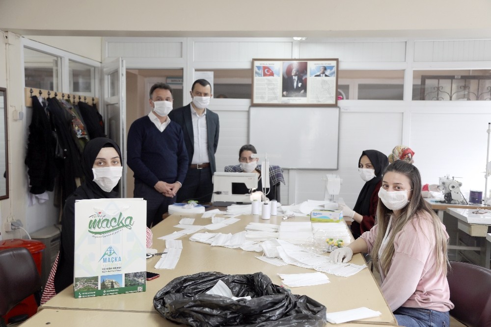 Başkan Koçhan’dan ilçe sakinlerine maskeli hediye paketi 