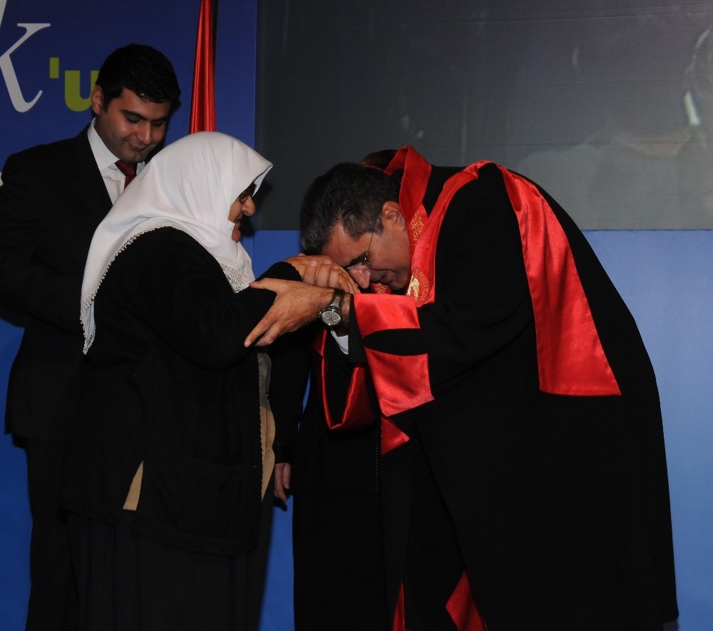 Başkan Konuk: “Bu sene anneler gününde bedenler uzak gönüller daha bir yakın olacak” 
