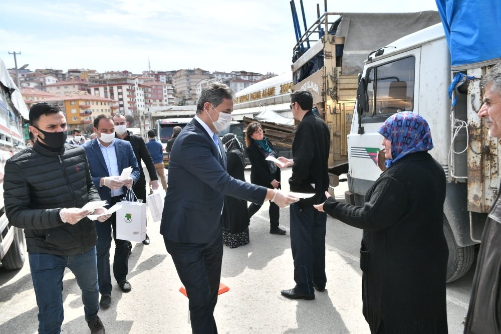 Başkan Köse esnafa maske ve eldiven dağıttı 